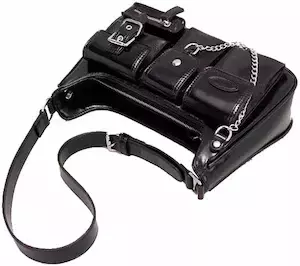Cartera de mujer importada Tina color negro con herrajes plateados, con múltiples bolsillos y correa ajustable. CARTERAS NEGRAS EN MISTIKA