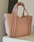 Cartera importada Vanity miniba de color rosa con correa y asas cortas.
