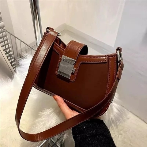Cartera bandolera mini bag para mujer color marrón con cierre metálico y diseño importado. Mistika Moda