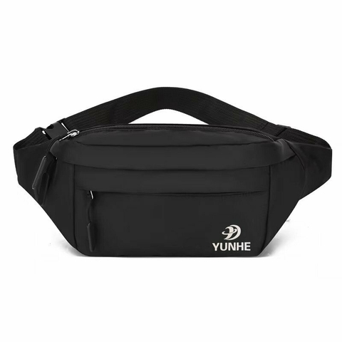 Riñonera urbana semi impermeable en color negro, con cierres y logo YUNHE, ajustable para mayor comodidad.