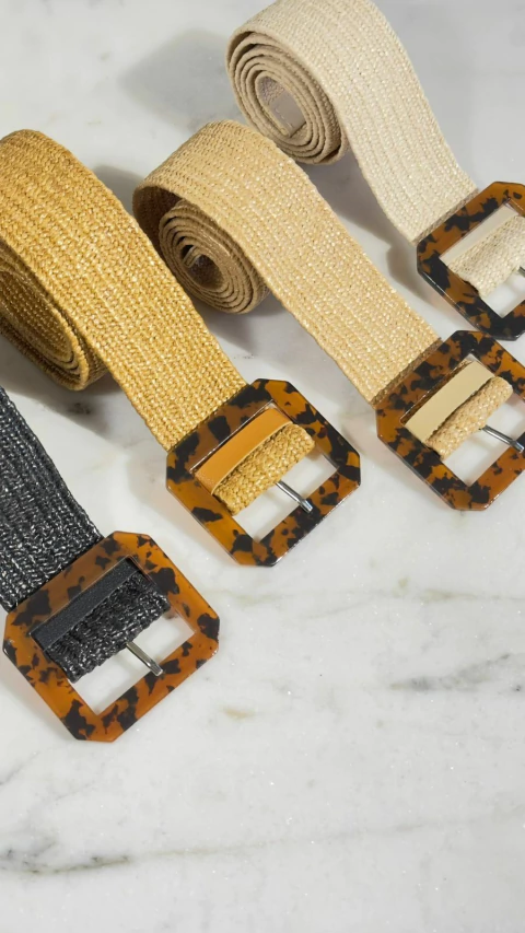 Cintos de mujer de rafia elastizada en colores negro, mostaza, beige y crudo con hebillas cuadradas carey