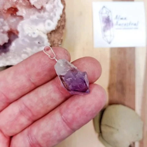 DIJE PUNTA DE AMATISTA EN BRUTO ENGARCE SIMPLE