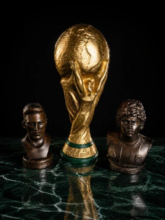 Réplica Copa del Mundo tamaño Real + Totem Messi y Maradona - Runha
