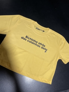 Cropped Bichinha atrás das coisinhas dela - comprar online