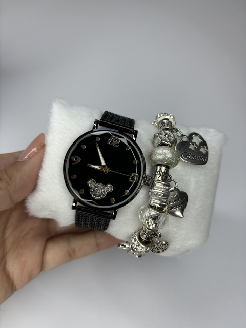 Relógio digital preto com detalhes brilhantes e pulseira charmosa com pingentes.