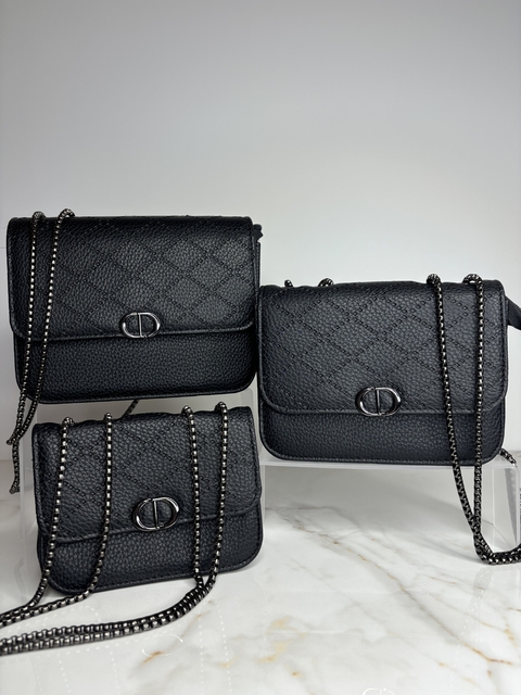 Conjunto de três bolsas pretas de diferentes tamanhos com alças de corrente.