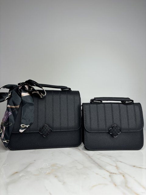 Kit com duas bolsas pretas, uma maior e outra menor, decoradas com um lenço estilizado.