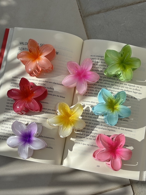 Com design floral e cores em dois tons, a Presilha de Flor Média adiciona um toque de elegância ao seu visual. Perfeita para qualquer ocasião, sua combinação de praticidade e estilo transforma seu look de forma sutil e charmosa.