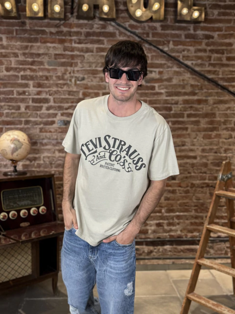 REMERA LEVI´S RELAXED " RIVETED CLOTHING" FOG