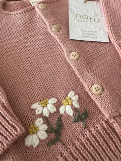 Casaquinho 3 Margaridas em fio macio e hipoalergênico, com bordados manuais. Conforto e sustentabilidade para seu bebê. Compre agora e vista com amor!