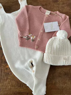 Casaquinho 3 Margaridas em fio macio e hipoalergênico, com bordados manuais. Conforto e sustentabilidade para seu bebê. Compre agora e vista com amor!