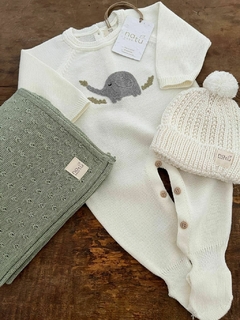 Macacão Elefante Natural com fio hipoalergênico e bordado manual, ideal para conforto e delicadeza do bebê. Compre agora e garanta qualidade e carinho!