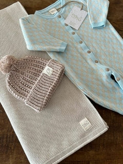 Descubra o Macacão Xadrez Azul, feito com fio hipoalergênico e toque macio. Estilo e conforto para as pequenas! Adquira já o seu!