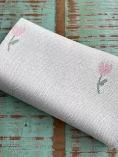 Manta produzida com fio hipoalergênico, proporcionando muito conforto para os bebês. Os detalhes da flor Tulipa entregam um tom clássico e delicado à peça. 