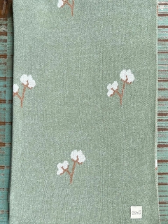 Manta produzida com fio hipoalergênico, proporcionando conforto para os bebês. Os detalhes da Flor do Algodão entregam um tom clássico e delicado à peça.  