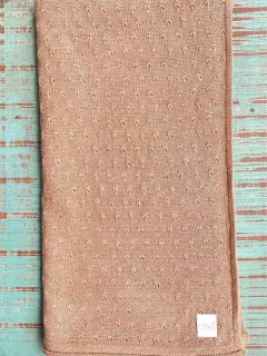 Manta de bebê Fang Avelã.  Produzida com fio hipoalergênica, muito confortável para o bebê. Fica linda com o Macacão Fang. Natu bebê, uma marca sustentável.