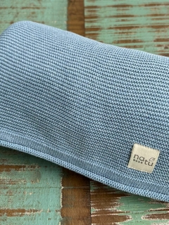 Manta produzida com fio hipoalergênico e toque extremamente macio, proporcionando muito conforto para os pequenos.  Disponível em diversas cores.