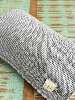 Manta produzida com fio hipoalergênico e toque extremamente macio, proporcionando muito conforto para os pequenos.  Disponível em diversas cores.
