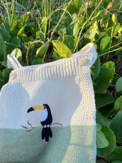 Romper produzido com fio hipoalergênico, com toque macio, proporcionando muito conforto para os bebês. Bordado de tucano, moderno e cheio de estilo.