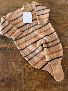 Macacão de bebê listrado. Produzido com fio hipoalergênico de qualidade, muito lindo e cheio de estilo. Vista seu bebê com conforto e amor. Natu bebê!