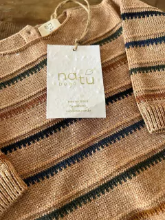 Macacão de bebê listrado. Produzido com fio hipoalergênico de qualidade, muito lindo e cheio de estilo. Vista seu bebê com conforto e amor. Natu bebê!