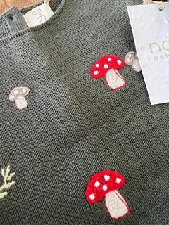 Macacão de bebê verde escuro bordado. Nos tamanhos RN e P. Vista seu bebê com looks modernos com a Natu bebê.