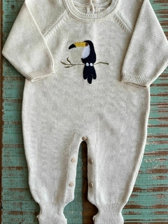 Macacão Tucano Natu bebê. Conforto e estilo para os bebês. Nos tamanhos RN e P, com bordado manual.