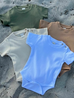 Body em Algodão Egípcio manga curta Branco, com tingimento natural. Possui um toque suave e macio, proporcionando muito conforto para os bebês. Nos tamanhos P, M e G.