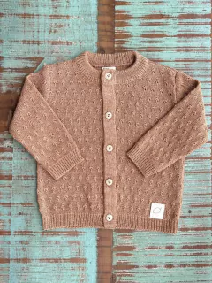 Casaquinho Fang Avelã com fio hipoalergênico e toque macio, ideal para o conforto do bebê. Estilo retrô contemporâneo. Compre agora e garanta charme e proteção!