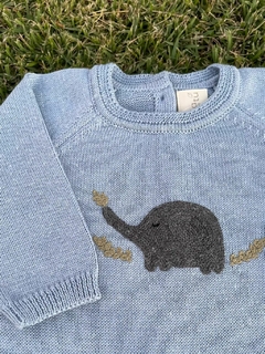 Macacão Elefante Andes com fio hipoalergênico e bordado manual, ideal para conforto e delicadeza do bebê. Compre agora e garanta qualidade e carinho!