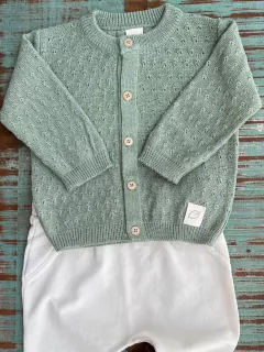 Casaquinho Fang Natu com fio hipoalergênico e toque macio, ideal para o conforto do bebê. Estilo retrô contemporâneo. Compre agora e garanta charme e proteção!