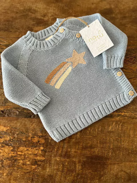 Blusinha hipoalergênica com bordado manual da estrela cadente, macia e confortável para os pequenos. Garanta já o conforto e estilo do seu bebê!