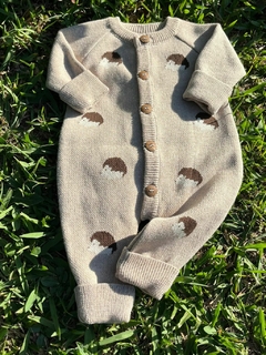 Macacão Porco-Espinho Sisal com fio hipoalergênico, toque macio e punhos dobrados. Conforto e estilo sustentável para seu bebê. Compre agora!