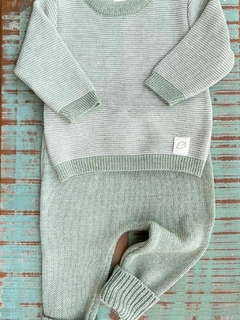 Calça Tricot Natu hipoalergênica, macia e confortável para bebês. Versátil e estilosa, disponível em várias cores. Compre agora e vista seu pequeno com charme!