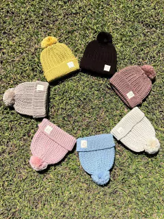 Descubra o Gorro Liso de bebê na cor Marrom, feito com fio hipoalergênico. Aqueça seu bebê com conforto e estilo. Junte-se à Natu bebê e vista com amor!  Disponível em diversas cores.