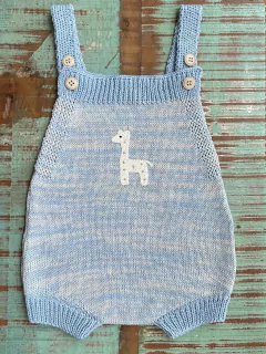 Romper Girafinha Andes Azul. Produzido com fio de qualidade, macio e bordado manual. Natu bebê, uma marca que une conforto, estilo e responsabilidade ambiental.