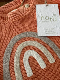 Blusinha bordada de bebê, moderna e confortável. Fica linda com as calças da Natu bebê Conheça a coleção completa de roupinhas de bebê da Natu bebê e apaixone-se!