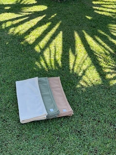 Manta Natu bebê, em Algodão Egípcio com tingimento natural cor avelã.  Possui um toque extremamente suave e macio, proporcionando muito conforto para os bebês.