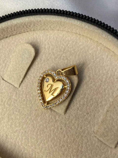 COLAR DE CORAÇÃO CRAVEJADO COM INICIAL DENTRO