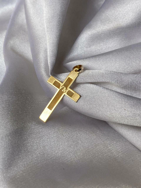 PINGENTE CRUZ COM INICIAS NO MEIO