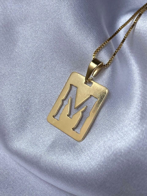 COLAR COM MEDALHA E INICIAL VAZADA