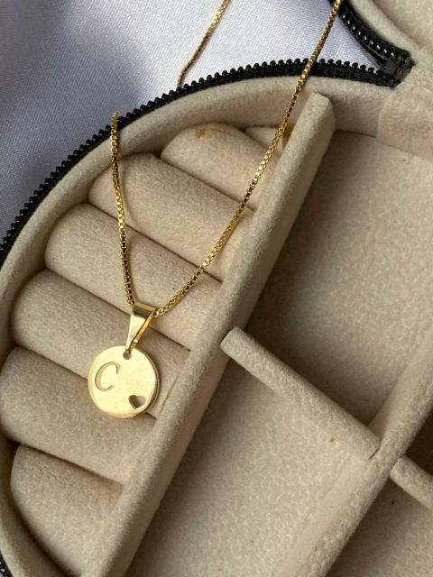 PINGENTE DE MEDALINHA COM INICIAL E CORAÇÃO VAZADO