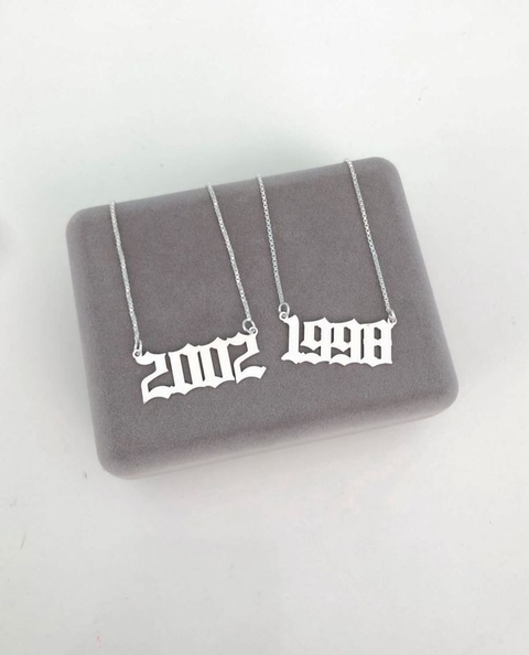 Colar Ano do Nascimento Fonte Gótica Moderna