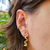 Brinco Meia Argola G Zig Zag Nara Banho Ouro 18k - Trelori 