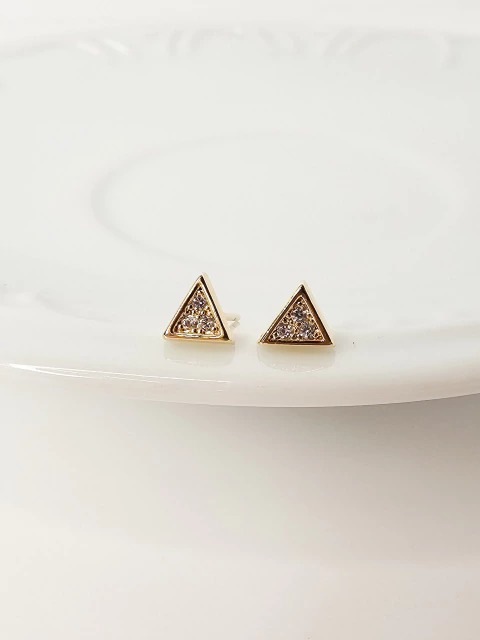 Brinco Mini Maya Triângulo Cravejado Banho Ouro 18K - comprar online