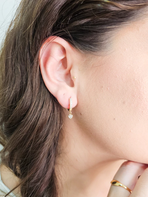 Brinco Argola cravejada com coração Banho Ouro 18k - comprar online