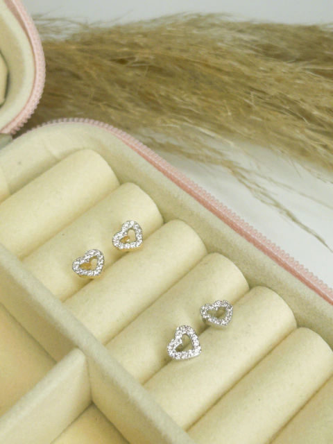 Brinco Mini Coração Vazado Cravejado