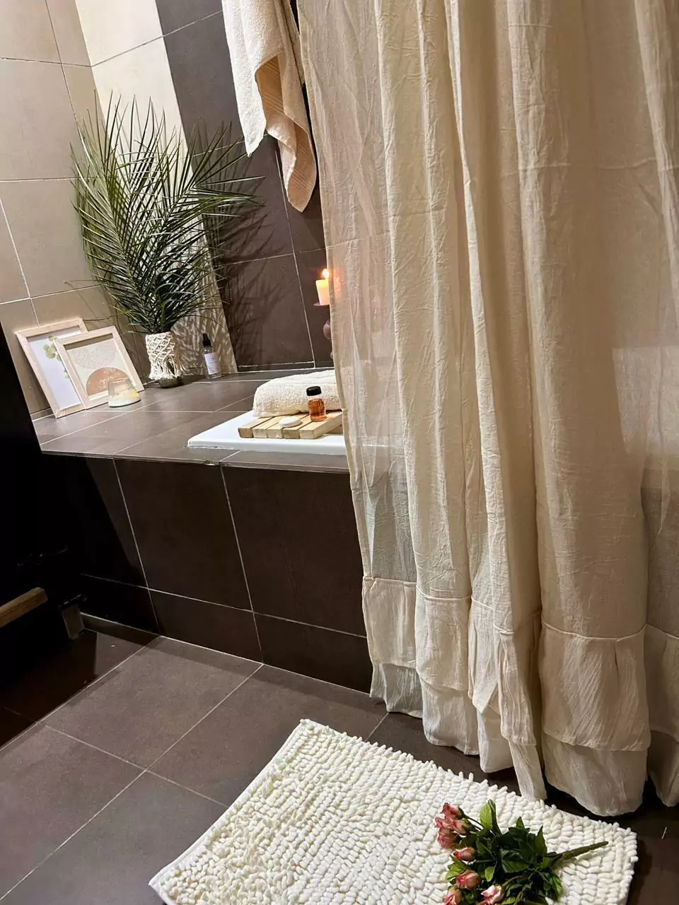 Cortina de Baño con volados y de regalo una Alfombra