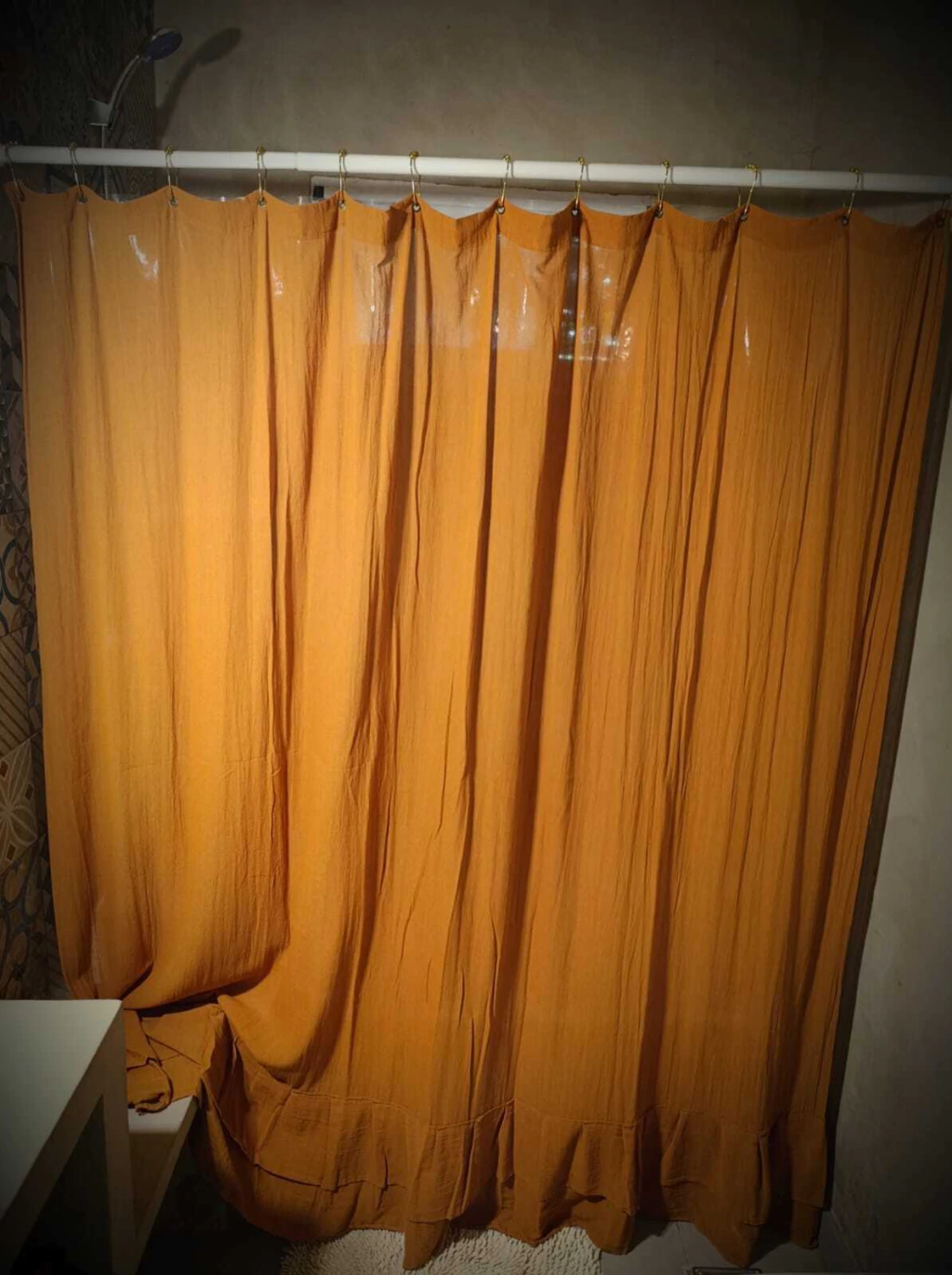 Cortina de Baño con volados y de regalo 12 ganchos metálicos