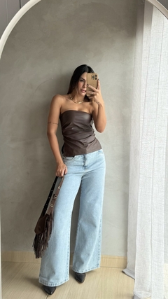 Blusa Leona na internet